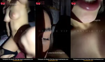 Genç bir kız, çıplak canlı yayında anal seks yapıyor