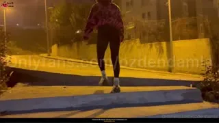 Erotik Konuşmalı Porno Filmi HD – Sıcak Bir Kadın üvey kardeş, Kollarını Döndürüyor ve Arkasında Yalayıp Domuz Gibi Oynuyor