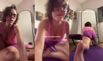 Karolin Fişekçi Patreon ifşa – Mor kısa taytla gece esnemesi