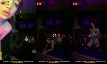 Şehirde gizlice dans ederken seksi bir şekilde şehrin manzarasını ortaya çıkaran Tango BenPoine